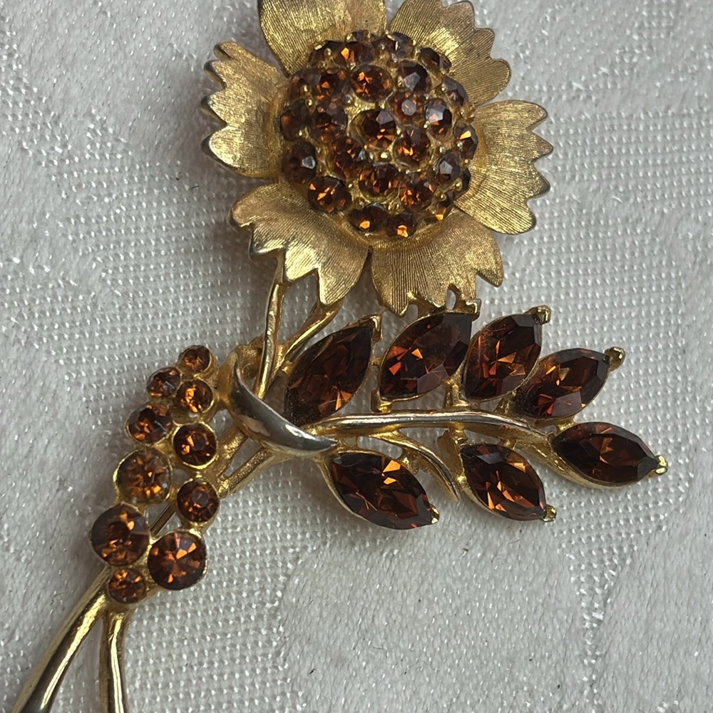 Signed WEISS Amber Color Rhinestone Sunflower Design Gold Tone Metal Bro… - Picture 5 of 6